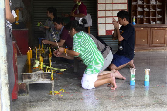 Kerzen, Räucherstäbchen und Blumen für Glückwünsche an die Angehörigen.