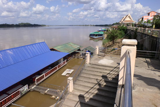 Schwimmende Restaurants am Ufer