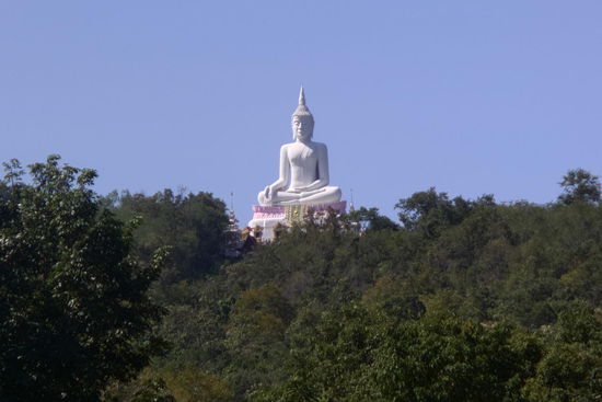 Wie der Stausee, gehört auch diese imposante, weiße Buddhastatue zum Nam Phong Nationalpark.