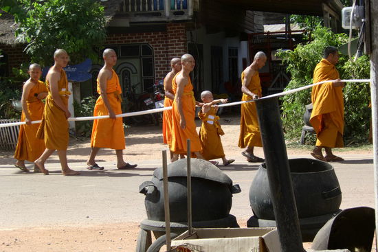 Die Mönche an der Spitze des Trauerzuges