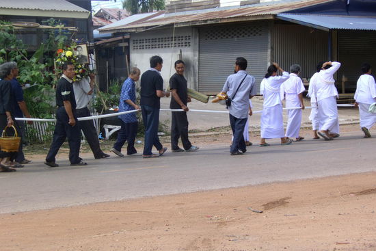 Die Schwestern des Verstorbenen in weiß.