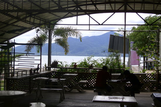 Der Fährhafen, im Hintergrund Koh Chang