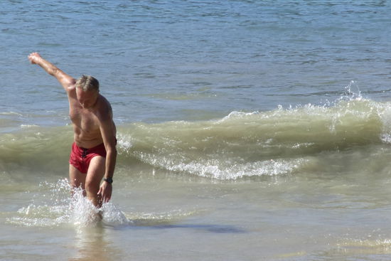 Steht zwar in jedem Reiseführer, das man wegen den Steinen im Wasser Schuhe anziehen sollte, aber.... So sieht das dann aus wenn man denkt: geht auch so. Eiertanz mit angeschrammten Zehen und Schienbeinen.
