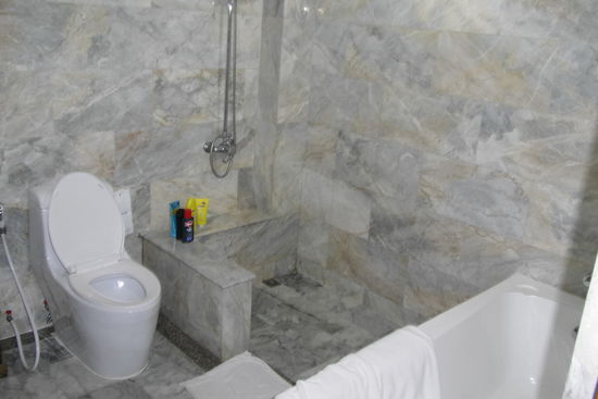 Das Bad. Alles ziemlich groß.