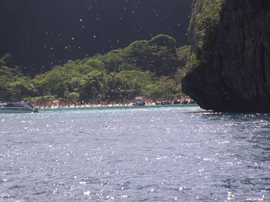 Maya Bay. Unser dicker Dampfer drehte hier noch eine Ehrenrunde. Ist ja noch nicht genug los hier