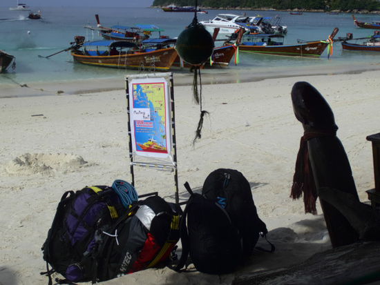 Leider mussten wir weiter. Warten am Strand auf ein Longtail, ups... was steht denn da?