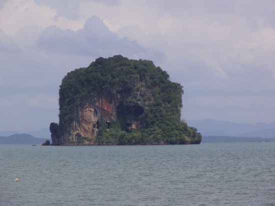 Totenkopfinsel an der Ostküste von Lanta Noi.Dieser Teil von Koh Lanta wird nur von wenigen Touristen besucht. Auf den meisten Route-Maps ist Lanta Noi nicht mal eingezeichnet. Wir fuhren durchs Landesinnere bis in den Süden, nach Ban Yu Rai. Dann die Küstenstraße nach Norden über Ban Klong Mak und Ban Bang Suat. Sehr zu empfehlen.