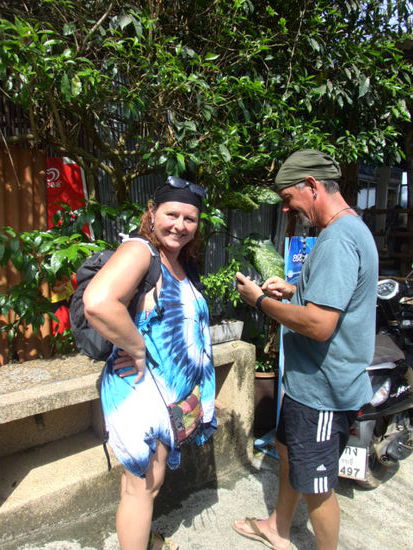 Zwei Geocacher auf der Suche