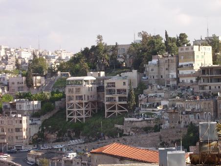Blick auf die Jordan River Foundation (die Häuser mitten im Grünen)