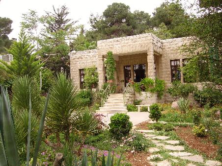 In diesem Haus, das auch zur Jordan River Foundation gehoert, findet man sehr schoene Souvenirs