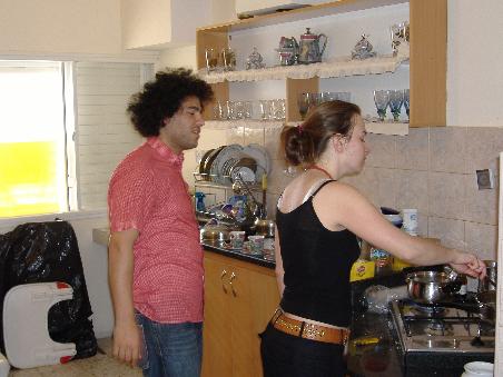 Fruehstueck in Tamra: Mo und Manja beim Kaffeekochen