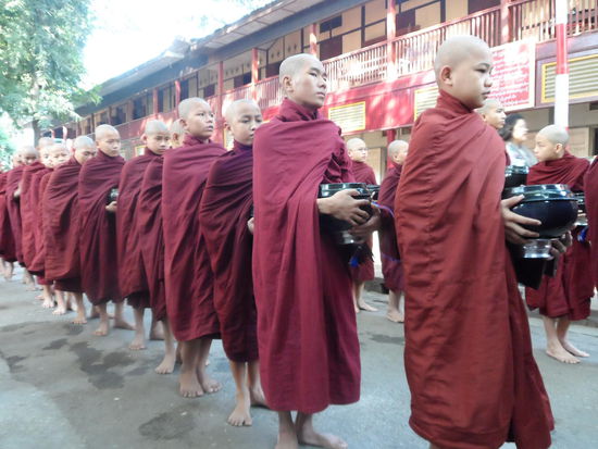 Mönchsspeisung im Mahagandaryon Monastery