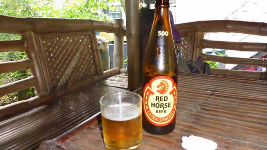 ...endlich mal ein RED HORSE (extra strong) aus der Flasche probiert, das hatte ich bisher immer nur in Dosen gesehen , und Dosenbier, nein Danke!