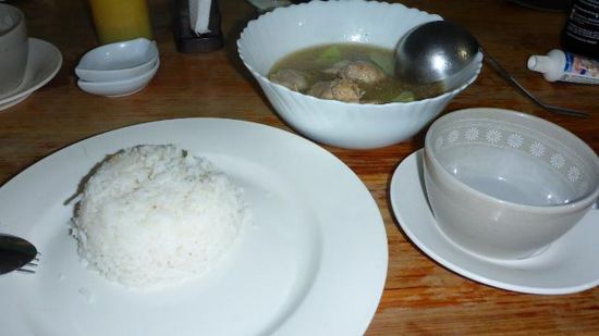 Ich hatte ein Chicken Tinola Hühnersuppe( fast mit ganzem Huhn) und Reis , Denwil war da einfacher gestrickt, der hatte wieder das gleich wie schon zum Mittagessen, also kein neues "kulinarisches Foto".