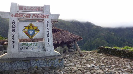 Bei etwas über 2000 m angekommen waren wir zwar immer noch nicht ganz oben, aber das war der Übergang zur Mountain Provinz.