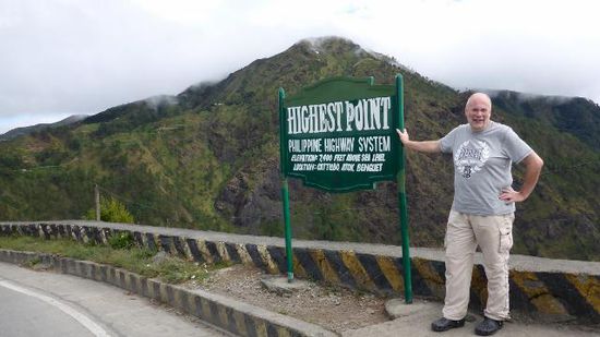 Und dann war er erreicht, der höchste Punkt im Philippinischen Highway-system, lt. Tafel bei 7400 Ft......