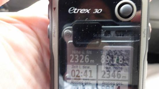 Nach meinem Garmin etrex 30 (der übrigens jede Fahrt und jede Wanderung in diesem Urlaub aufzeichnet!) 2326 m.
Jetzt müsste mal jemand nachrechnen, ob das der Tafel entspricht.