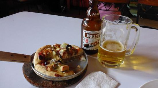 Ich habe dann erst mal auf meinen Reiseführer gehört, und bei PIZZA VOLANTE einen Stop eingelegt, allerdings (da ich ja schon ein philippinisches Frühstück hatte) nur für eine Minipizza und SAN Miguel, war aber echt lecker!!