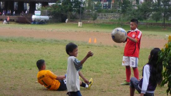 ..fing das Fußballtraining an, ...
