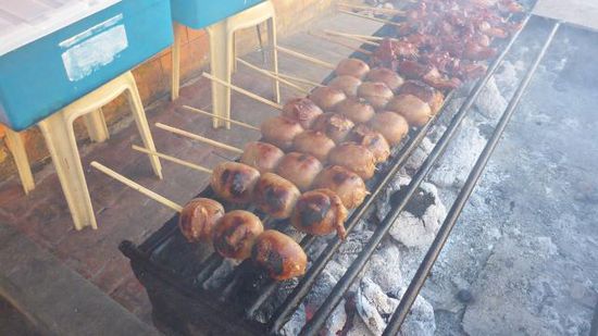 Und morgen werde ich diese dicken kleinen Schweinswürstchen probieren, die sahen auch sehr lecker aus..