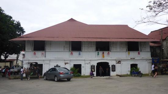 Ganz in der Nähe das Geburtshaus des von den Spaniern hingerichteten "Padre Jose Burgos". In diesem Haus befindet sich das "Ayala Museum" mit einer großen Sammlung der "Ilokano-Kultur"