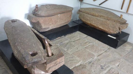 Hier ein paar Ausstellungsstücke aus dem Museum, z.B. diese Särge..