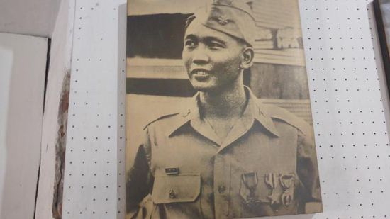 ...ihm, dem späteren Präsidenten (und noch späteren Diktator) Ferdinand Marcos.
