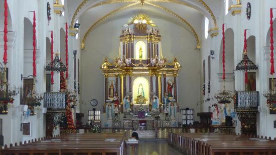 Schon recht imposant, diese Kathedrale, im Vergleich zu den Unterkünften eines guten Teils der Philippinos......