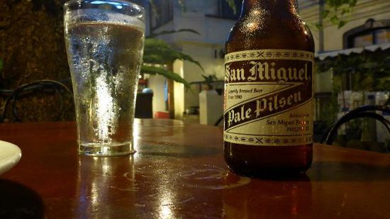 ... ein San Miguel getrunken (eigentlich hatten die draussen noch ein anderes Bier auf dem Schild, aber das war zur Zeit ausverkauft, schade..). Essen gab es natürlich auch, ich habe mich für.....