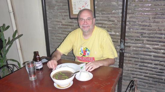 .."chicken tinola" entschieden, und zwar eine "scharfe" Variante(stand in der Karte, war aber gar nicht scharf). Das ist eine Hühnersuppe mit viel Ingwer, Knoblauch, ein bischen Gemüse (hier hauptsächlich Bohnen) und die übliche Portion Reis dazu, Guten Appetit!