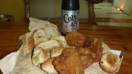 Zum Abschluß meiner Rundreise durch den Norden der Philippinen war ich noch mal an der Straße, mir etwas zum Abendessen zu besorgen. Es gab: fried chicken, frisch gebackene kleine süßliche Brötchen (das hat so verführerisch geduftet, da MUSSTE man einkaufen) und einen 45er Colt (mal ne neue Biersorte, für die, die nur was über die Biersorten wissen wollen ). Das ist mein letzter Abend in Vigan, morgen geht es mit dem Bus zurück nach Manila, von dort aus nach Pandan-Island. Ihr werdet wieder von mir lesen.....