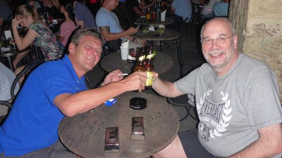 Das habe ich mir nach 13 Std. Fahrt aber auch verdient, und Willi auch, weil er auf mich gewartet hat.
@ Nina, das ist übrigens Dein Geburtstagsbier, Prost!