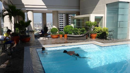 ...Pool besichtigen, während.......