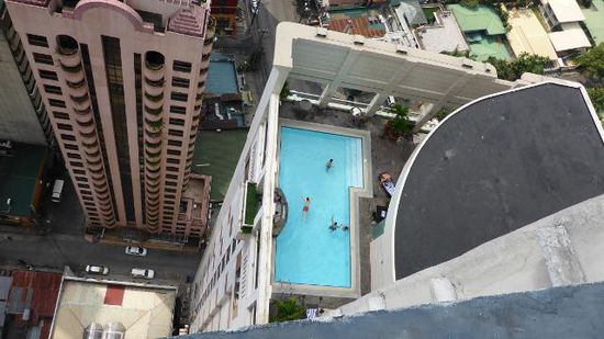 Und das ist "unser Pool" von oben betrachtet, schön so hoch oben über der Stadt, oder??