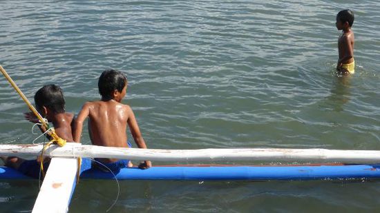 Solange wir nicht losfahren, wird das Boot von den Kindern erst mal als Schwimminsel benutzt.