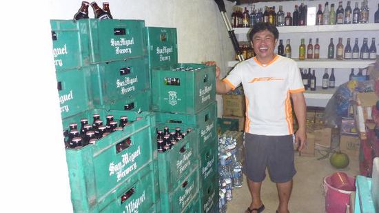 Und Sunny zeigt uns schon mal den Biervorrat für Weihnachten und Silvester.