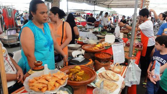 Und hier sind wir schon auf dem Legazpi Sunday Market, ein Markt, der neben allerlei möglichen Lebensmitteln und Gebrauchsgegenständen vor allem Essensstände aufweist, da muss man einfach mal probieren.