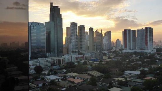 Zurück zum Hotel erst mal den Sonnenuntergang hinter der Skyline von Makati fotografiert ( Incl.Spiegelung am Fenster des Hotels..