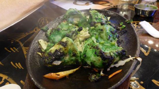 das ist (richtig) wieder Chicken, aber in Joghurt eingelegt und mit Spinat umhüllt.