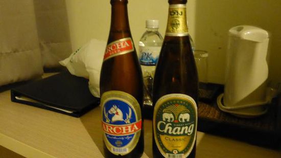 Und hier die ersten beiden Sorten Bier (Reiner, leider werde ich keine einzige Flasche mitbringen, aber Kronkorken, wenn sie schön sind.) Und noch eins für die Statistiker, der Inhalt der Flschen beträgt 630ml und damit fast das doppelte der philippinischen Sorten. Mit diesen wichtigen Daten endet der erste Bangkok-Bericht, weitere folgen....