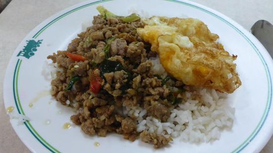 Und so sah dann mein Frühstück aus, das ist Hähnchen ganz fein gehackt mit Gemüse, Reis und fried egg.