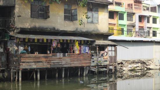 So gestärkt, ging es dann los Richtung Fluss, entlang eines Klongs. Und hier stehen nicht nur schöne Häuser, aber alle bewohnt!