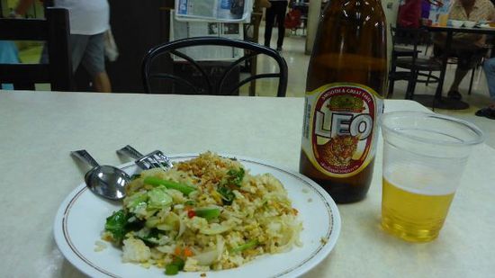 Und dann zum Abschluss noch eine kleine Zwischenmahlzeit (Gebratener Reis mit Gemüse und Erdnüssen) mit einer neuen Biersorte, Leo heisst es und schmeckt auch nicht schlecht.
Damit ist auch dieser Tag schon wieder vorbei, bis zum nächsten mal.