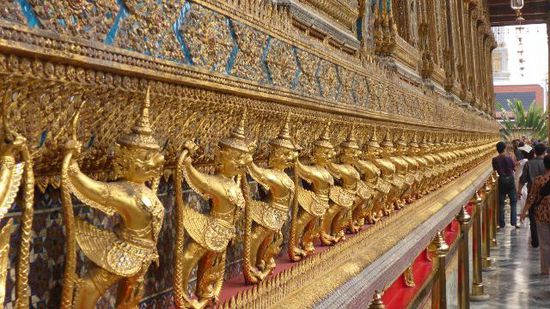 Die Aussenwand des Tempel des Samargdbuddhas