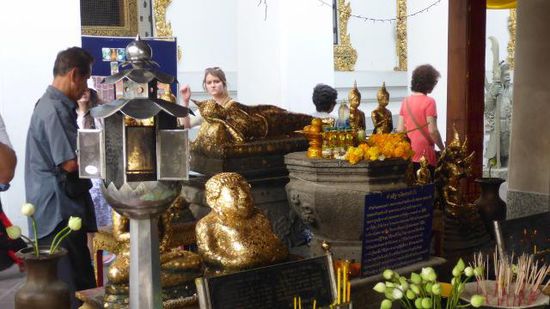 Das ist jetzt schon der Eingangsbereich von Wat Pho, dem Tempel des liegenden Buddhas