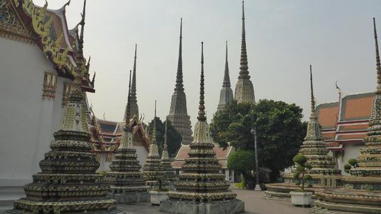 Hier die Aussenanlage, seltsamerweise kaum noch Menschen hier, die glauben alle, der Buddha ist das einzige, was man sich anschauen soll. Egal, ich habe dadurch echte Ruhe.