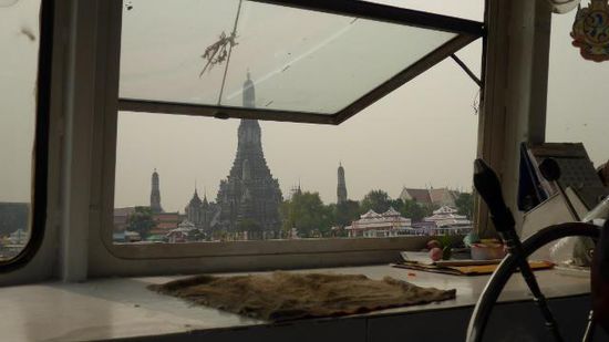 Ich mach mich dann mal auf den Weg zum Wat Arun, das dem Wat Pho gegenüber an der anderen Flußseite liegt. Die Überfahrt nutze ich....