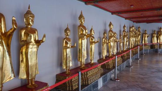 Ein ganzer Bereich war umrandet von diesen Buddhas..