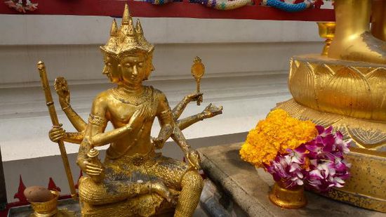 Direkt vor dem Tempel wieder eine Stelle für Kerzen, Räucherstäbchen und Blumen