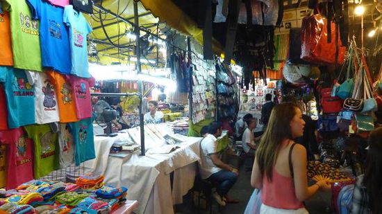 Schon der Weg zum Patpong Nachtmarkt ist gepflastert mit Verkaufsständen.